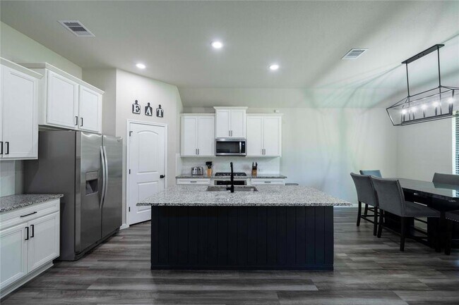 Building Photo - 31302 Raleigh Creek Dr