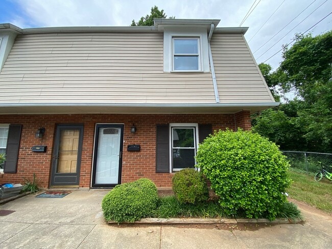 Primary Photo - 331 Vineyard Park Ct