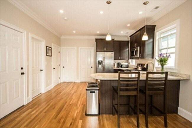 Building Photo - Versatile Top Floor 2 Bd 1 Bath With Offic...
