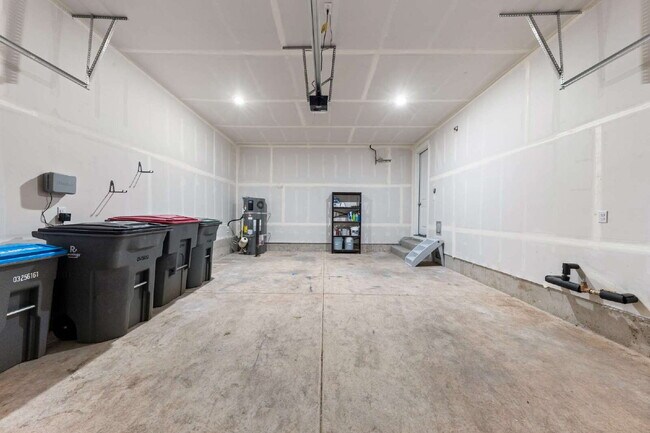 Building Photo - Large Recent Construction Home with Bonus Room!