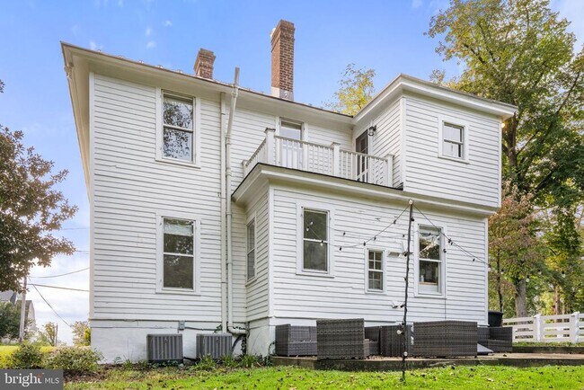 Building Photo - 61 Winchester St
