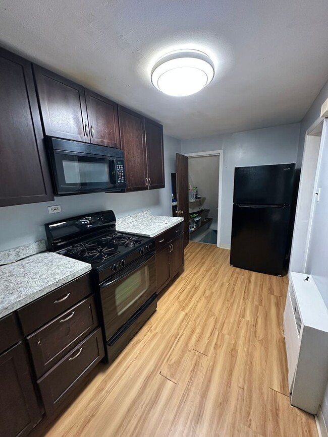 Building Photo - 3 Bed, 1 Bath Rowhome