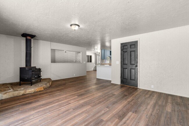Building Photo - Quiet 3 Bedroom 2 Bathroom House