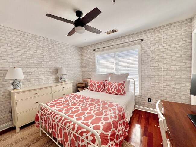 Building Photo - UPTOWN TOWNHOUSE!