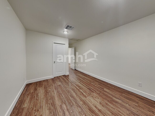 Building Photo - 6139 Schmidt St