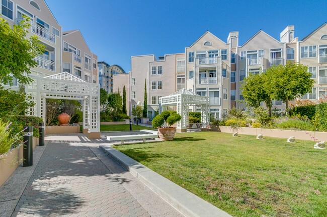 Building Photo - 550 Ortega Ave Apt B421 Awesome Penthouse ...