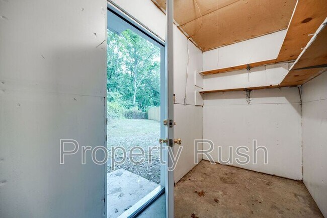 Building Photo - 2323 Green Forest Dr