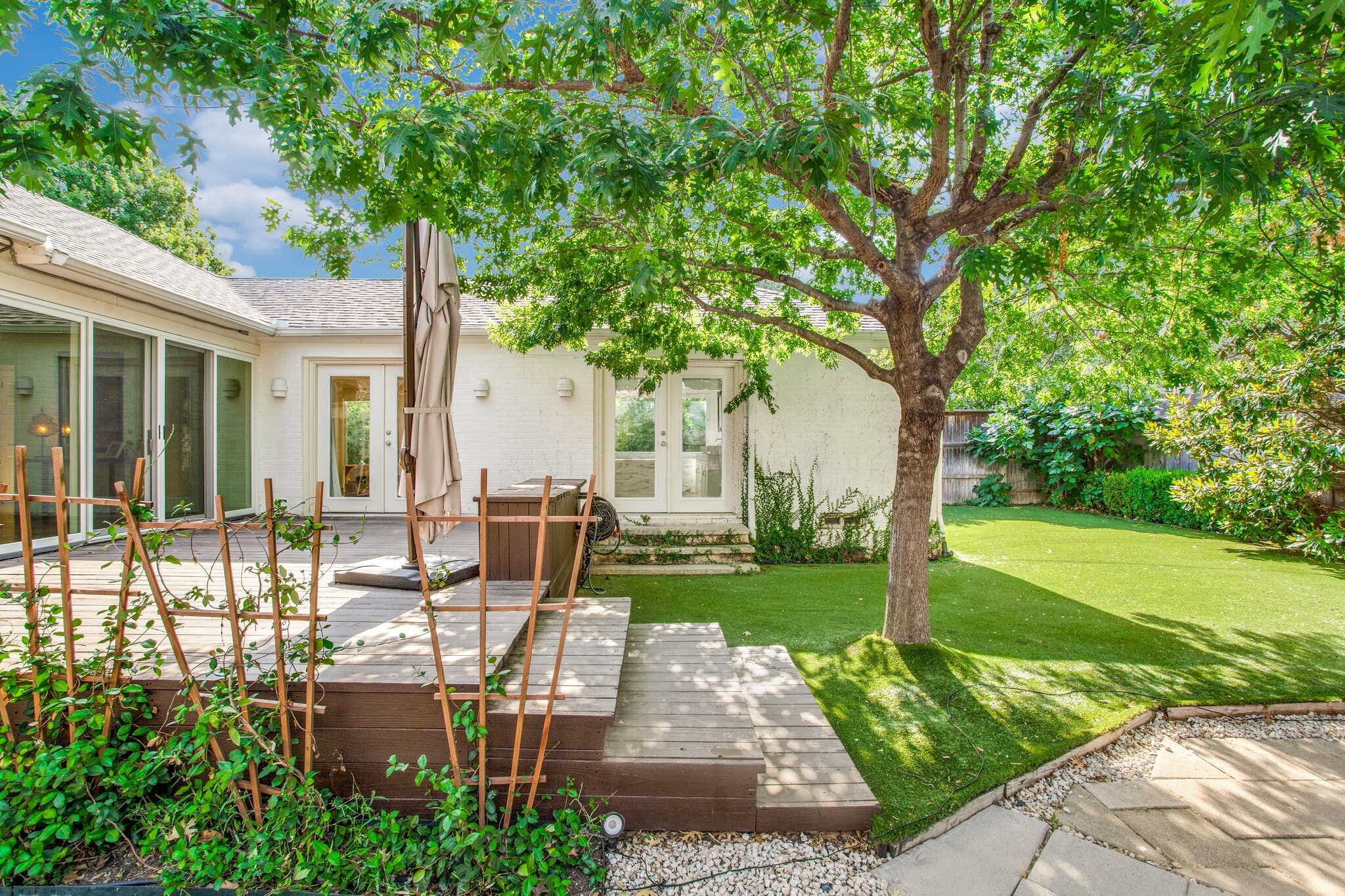 Backyard & deck - 4641 Belclaire Ave