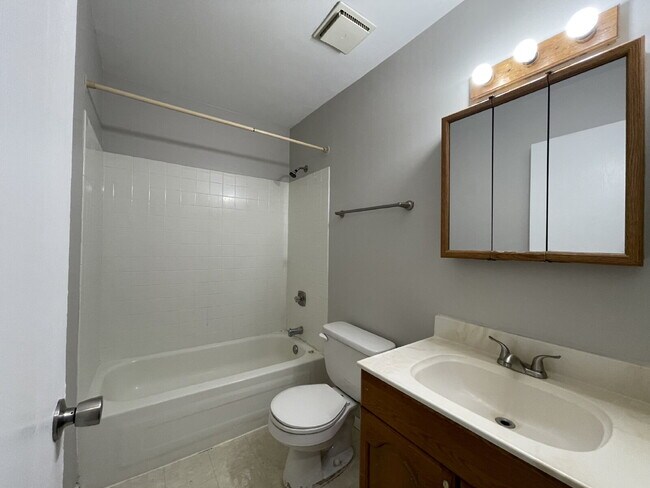 Building Photo - FRESHLY PAINTED 2BR, 1BA condo, close to RT59 shopping and restaurants. NAPERVILLE 203 SCHOOLS!