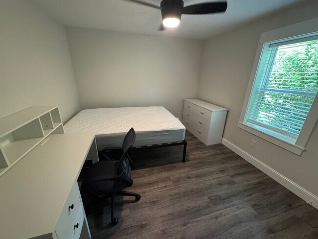 Building Photo - 110 Friendship Cir