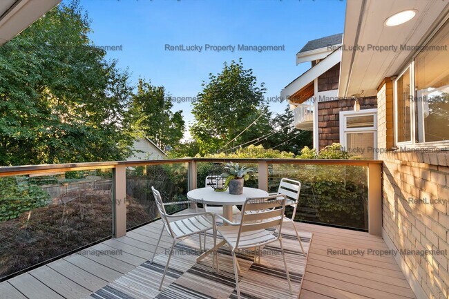 Building Photo - Charming Magnolia Home with Sunny Deck & F...