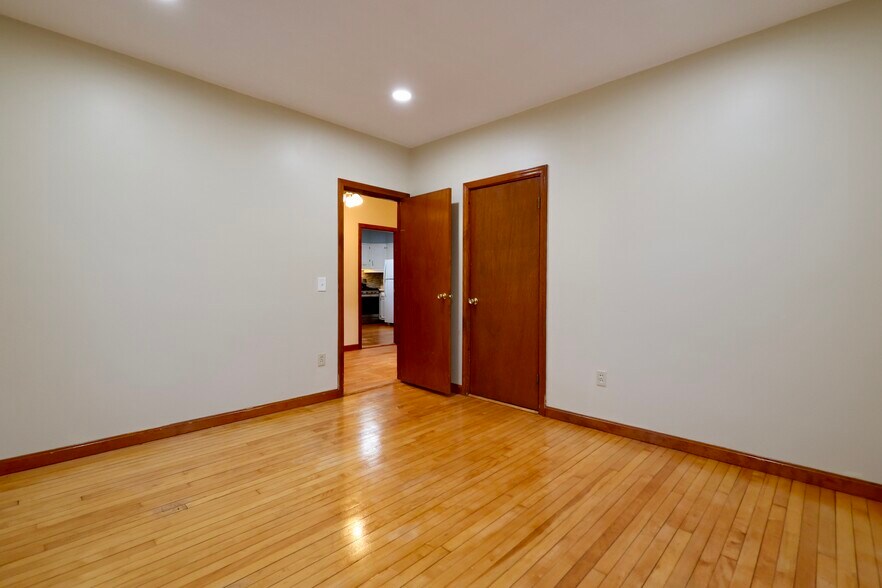 Building Photo - 31 Anthony St