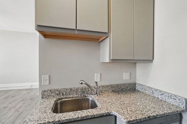 Building Photo - 107 W Elder St