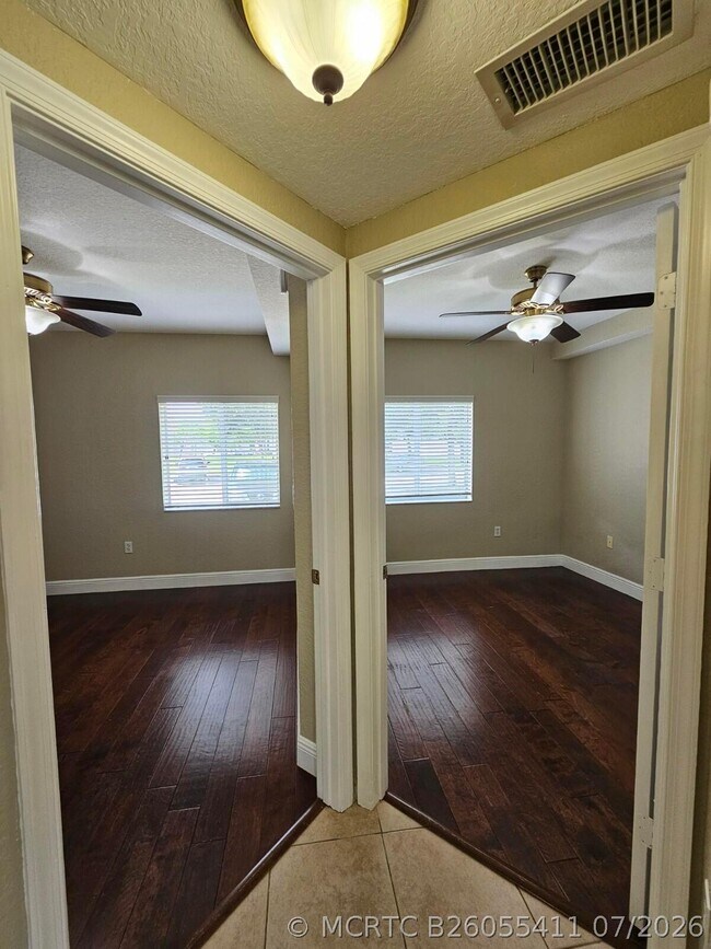 Building Photo - 1049 Golden Lakes Blvd