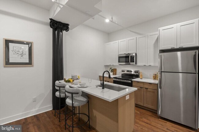 Building Photo - 240 Hermitage St