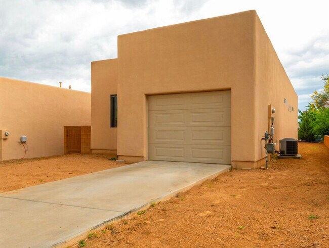 Building Photo - 10 Avenida Vista Esquisita