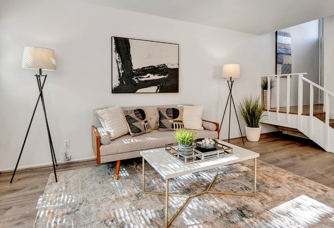 Building Photo - Downtown Bellevue 2 Bedroom 1.5 Bath 2 story Condo