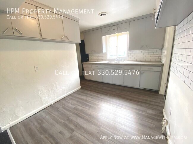 Building Photo - 1415 Yale Ave NW