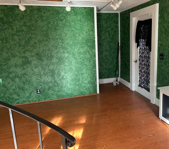 Building Photo - 53 Poquonock Ave