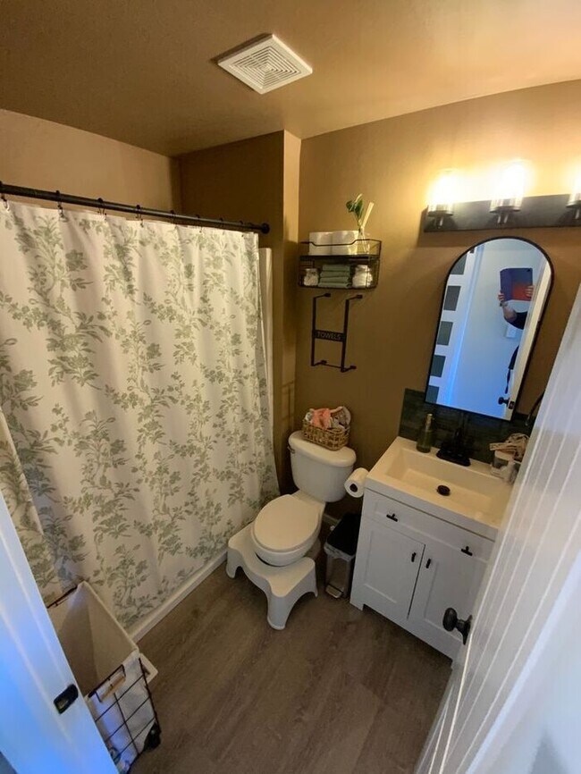 Building Photo - Spanaway Home 3bdr & 2.5 bath 2 car garage & UPDATED FLOOR PLAN