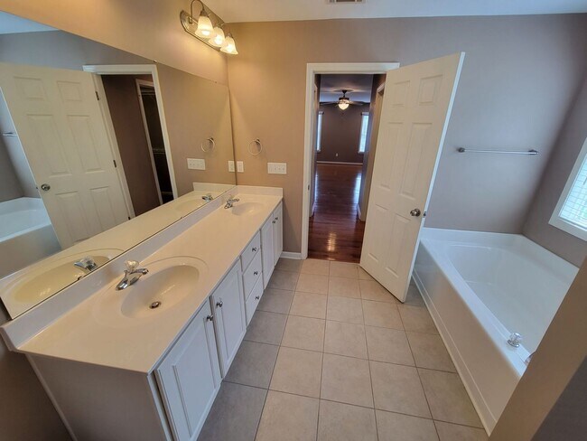 Building Photo - 3 Bed, 2 bath Home Available in Anderson