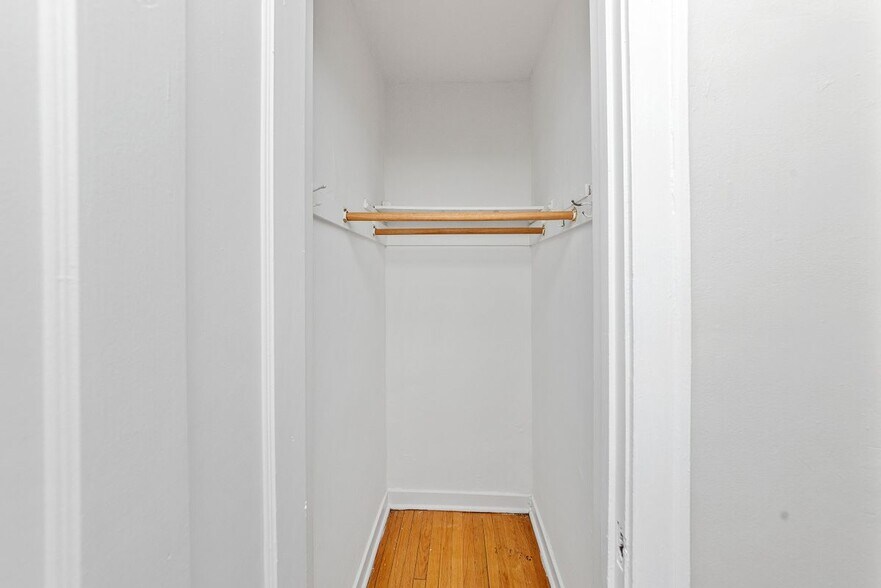 Building Photo - 1717 W North Shore Ave