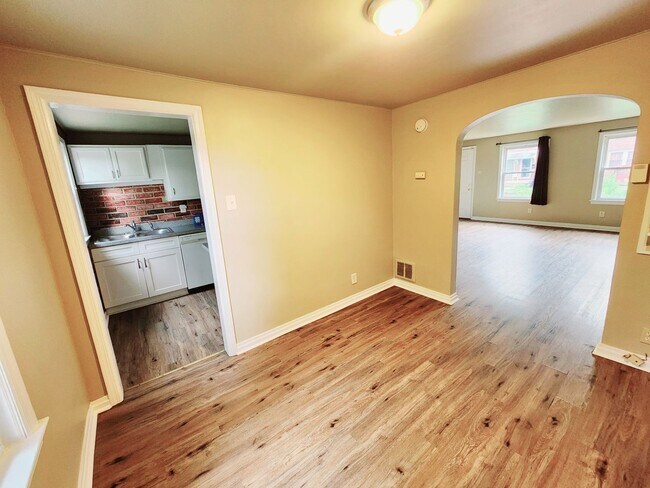 Building Photo - Recently Renovated 3 Bedroom in Harrisburg!