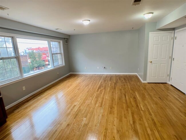 Building Photo - 2700 Summit Ave