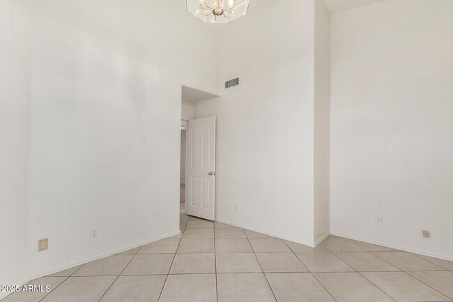 Building Photo - 1580 W Springfield Way
