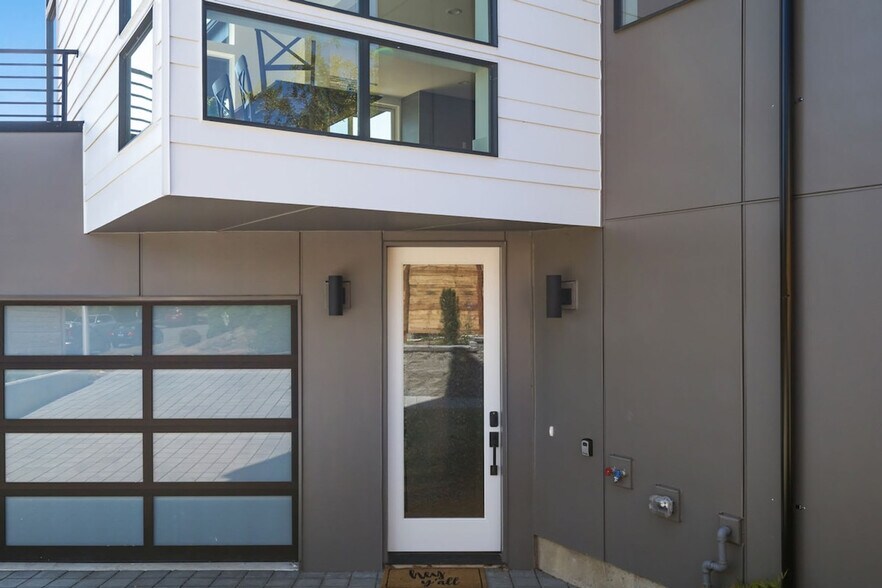 Building Photo - 5300 NE 67th St