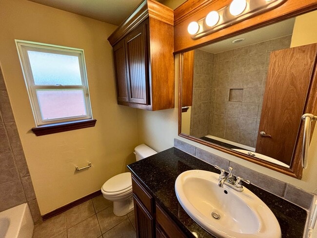 Building Photo - Charming 4 Bed 2 Bath in Yukon