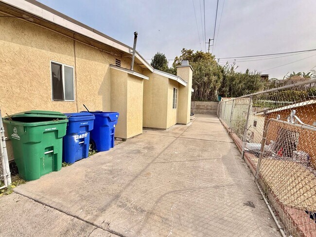 Building Photo - Spacious 4 Bedroom, 3 Bathroom Home with Driveway
