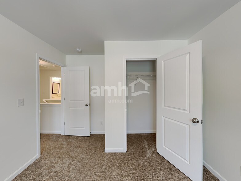 Building Photo - 290 Maxton Ave