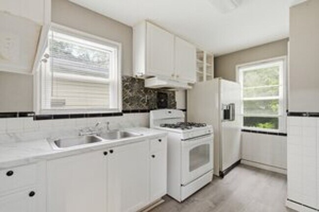 Building Photo - 3 Bed / 1 Bath | Ferguson, MO | $1,220/mo