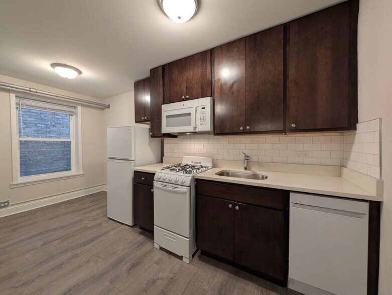 Building Photo - 5417 N Kenmore Ave