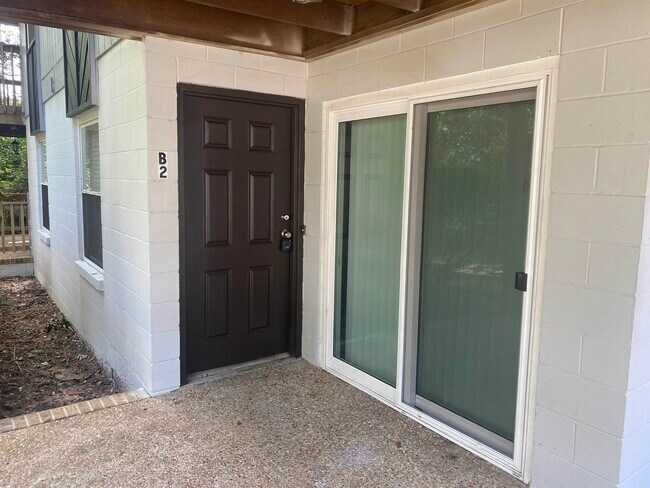 Primary Photo - 1530 Live Oak Dr