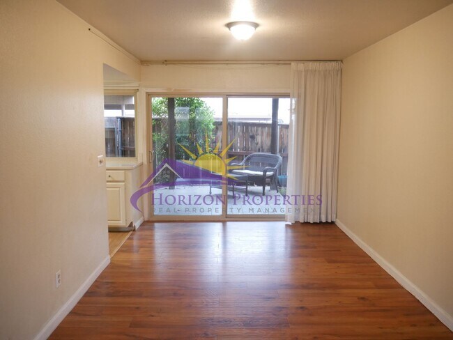 Building Photo - 3 Bed 2.5 Bath 1,380 sqft Townhome in Carmichael