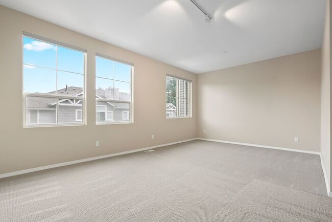 Building Photo - AIR CONDITIONED Townhome in Beautiful Summ...