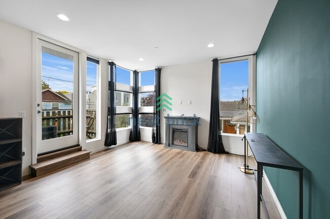 Building Photo - Beautiful 2 Bed 2.5 Bath Townhome for Rent