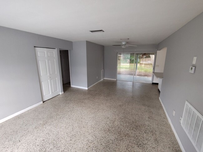 Building Photo - 2/1 Single Family in Spring Hill