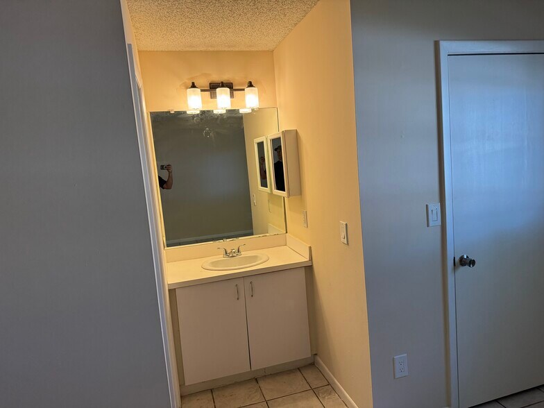 Building Photo - 430 SE 7th St