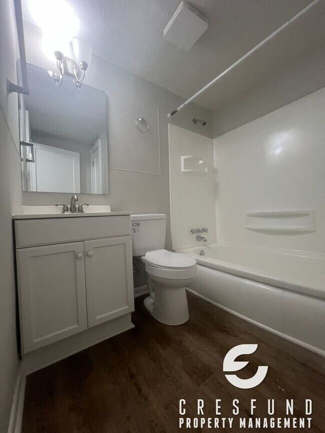 Building Photo - 3 Bedroom, 1 Bath with Fresh and Modernize...