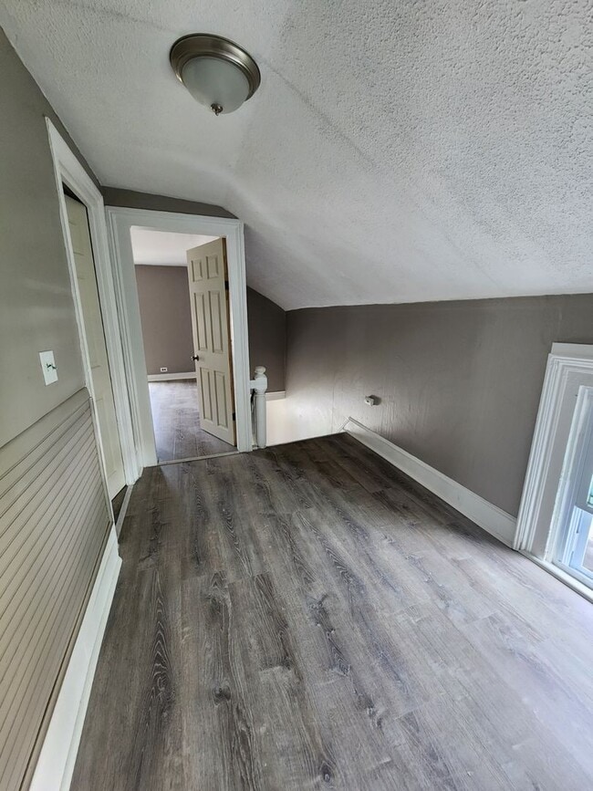 Building Photo - Five Bedroom Single Family Home!