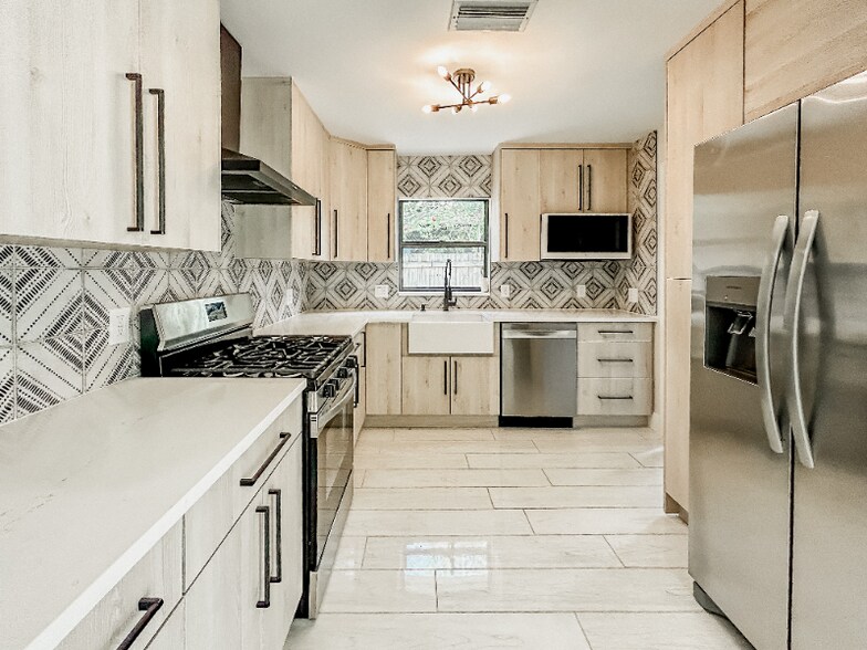 Building Photo - 1847 Shore Acres Blvd NE