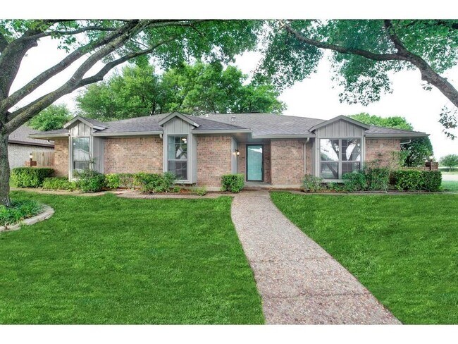 Building Photo - 100 Hacienda Dr
