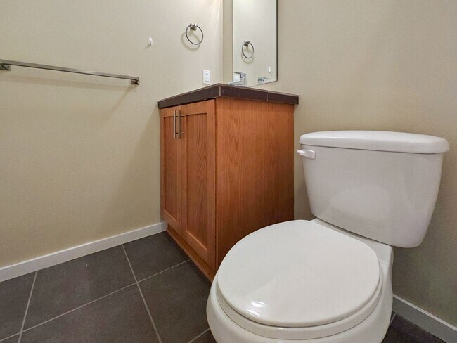 Building Photo - Spacious 3BR/3.5BA Townhome in Desirable E...