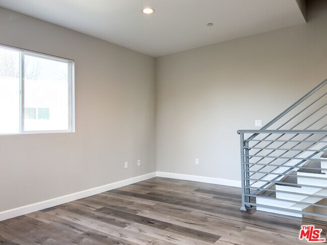 Building Photo - 5651 Willowcrest Ave