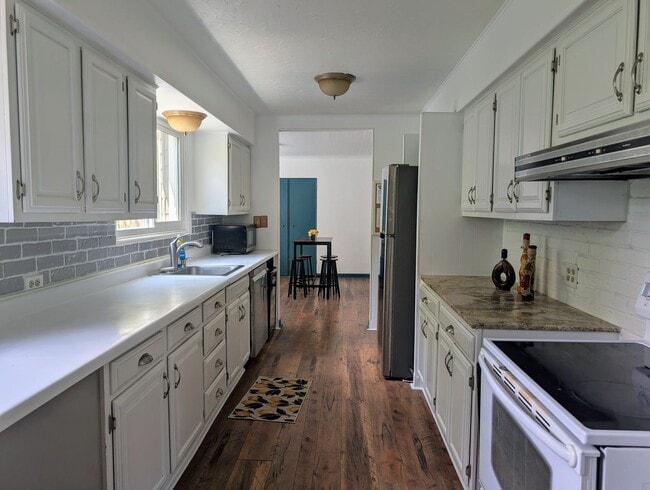 Building Photo - Beautiful Home 4bd 3bath