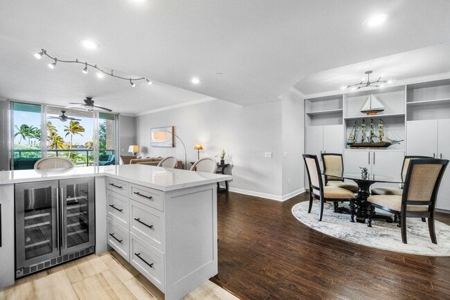 Building Photo - 2650 Lake Shore Dr