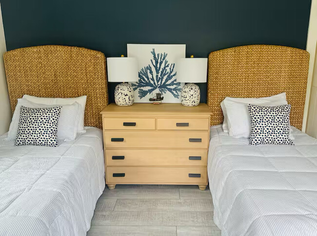 Building Photo - 4 Charles St